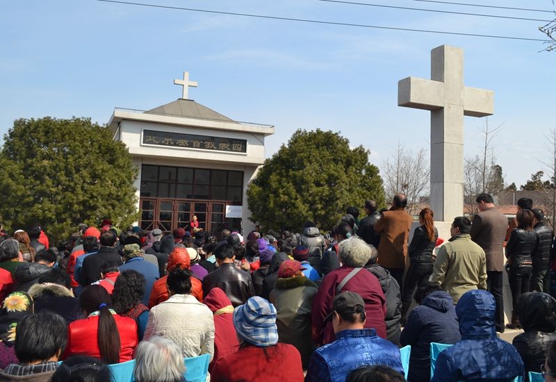 The church in Beijing held a Qingming Festival memorial service in Xibeiwang Christian Cemetery on April 9, 2013. 