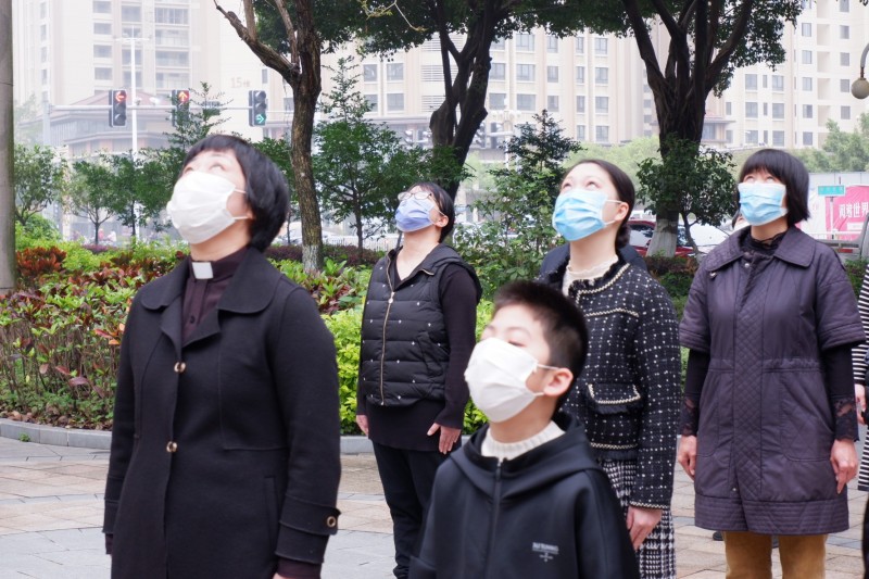 The staff of Beimen Churchin Zhangzhou, Fujian joined the national mourning for those who died in the coronavirus outbreak on April 4, 2020. 