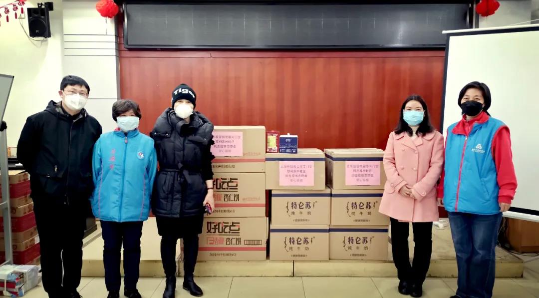 The staff of Beijing Chongwenmen Church donated supplies to a local community on March 27, 2020.