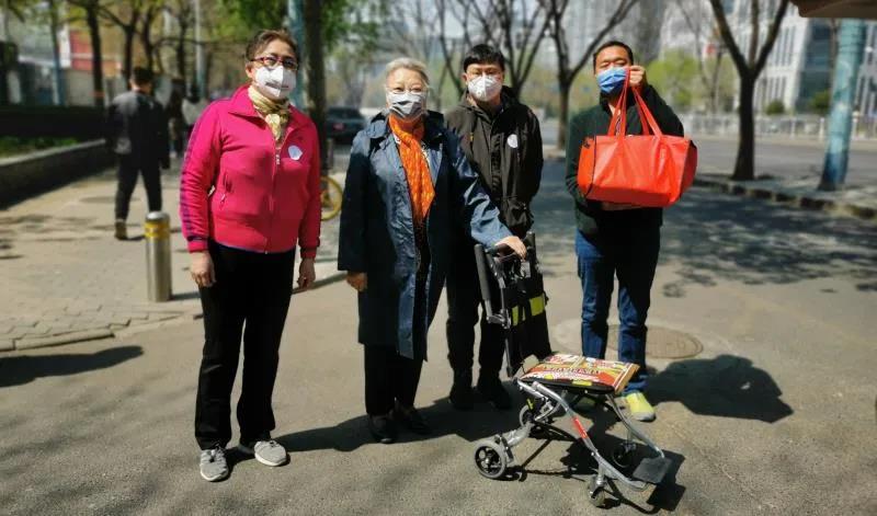 Volunteers of Beijing Chongwenmen Church visited difficult families on April 6, 2020. 