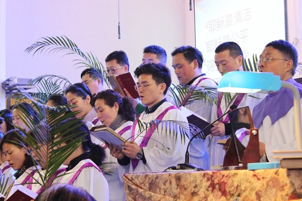 The choir of Nanjing Mochou Lu Church sang hymns in the 2019 Palm Sunday service. 