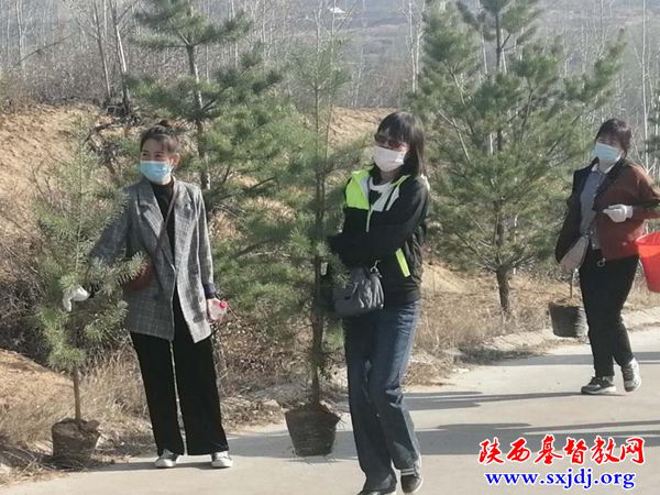 The church staff of Yulin, Shaanxi joined a voluntary tree planting campaign on April 9, 2020. 