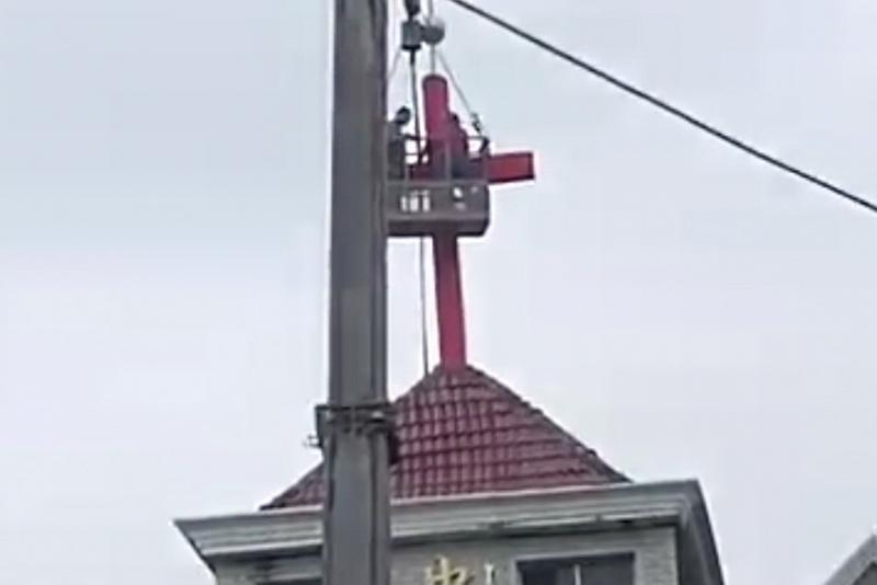 The cross of Zhongxin Church in Shangrao, Jiangxi was removed on May 7, 2020. 