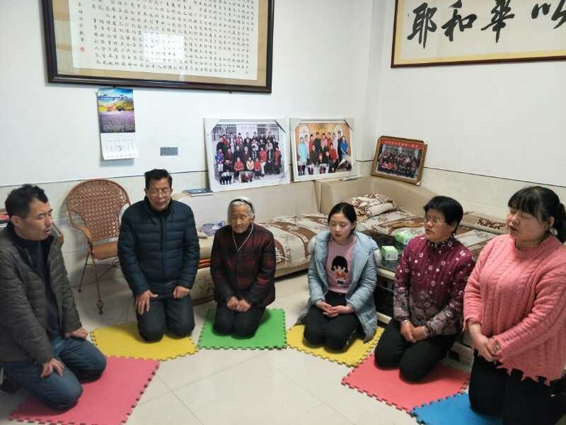 Elder Fan Kexiao prayed with his family in May 2020. 