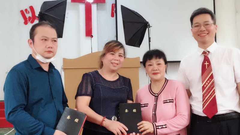Elder Zhu Daimin (second in right) gave two copies of the Bible to two seekers on June 6, 2020. 