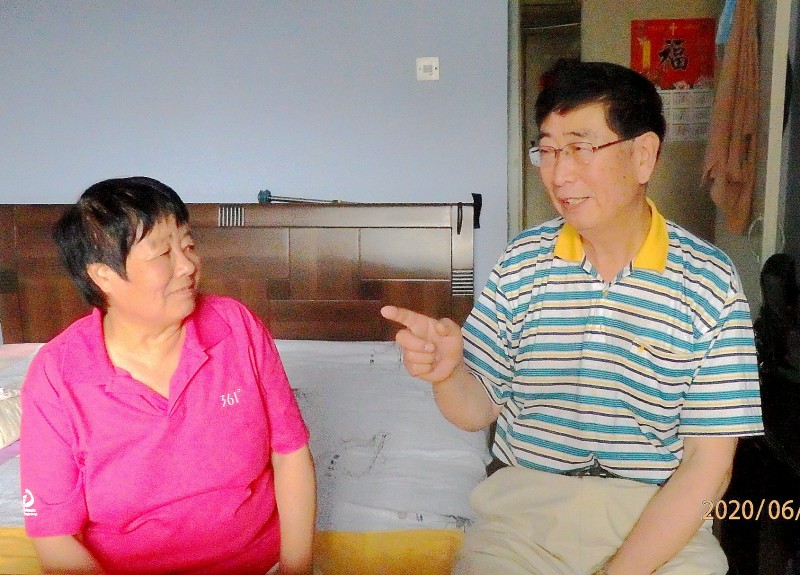 The writer Wu Zhongyi talked with Sister Wu Guifang at her home in June, 2020.