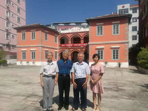 People took photos before the Red Mansion in Puyi Church in Zhangpu, Fujan. 