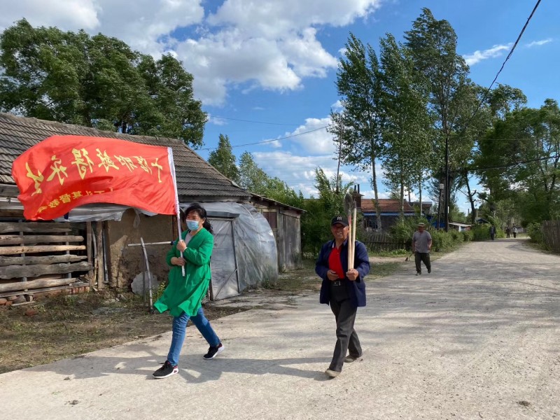 Hebei Church in Dashitou Town, Dunhua, Jilin organized believers to clean up street garbage on June 14, 2020.