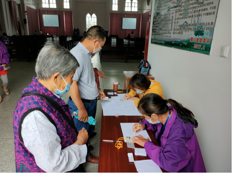 The co-workers of Sheshan Church in Qixia District, Nanjing, Jiangsu, registered the Sunday service attendance information on June 20, 2020.