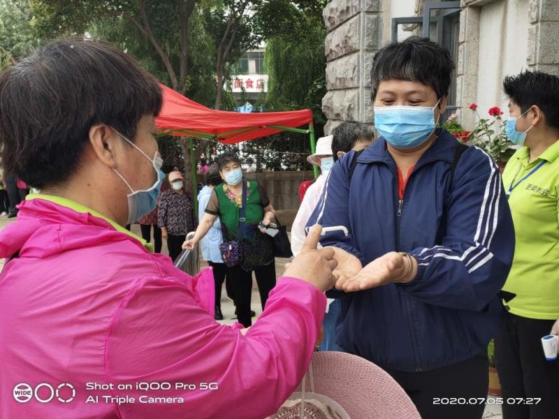  At 6 a.m. of July 5, 2020, Penglai Church resumed onsite Sunday service. Everyone in turn was disinfected by the hand sanitizer.