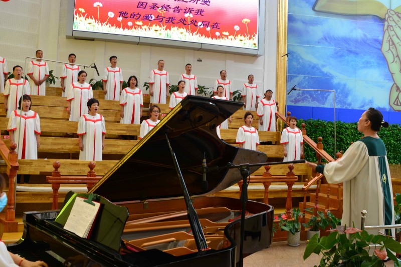 The choir of Dalian Fengshou Lu Church sang a hymn in the Sunday service held on July 5, 2020.