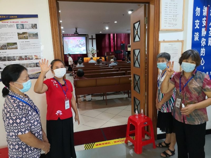 The volunteers of the meeting point in Bigui Garden, Foshan, Guadong, welcomed believers to attend the Sunday service held on July 12, 2020 at the door. 