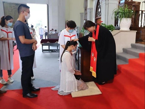 A pastor of Suzhou Shishan Church in Jiangsu baptized one female seeker on July 12, 2020.