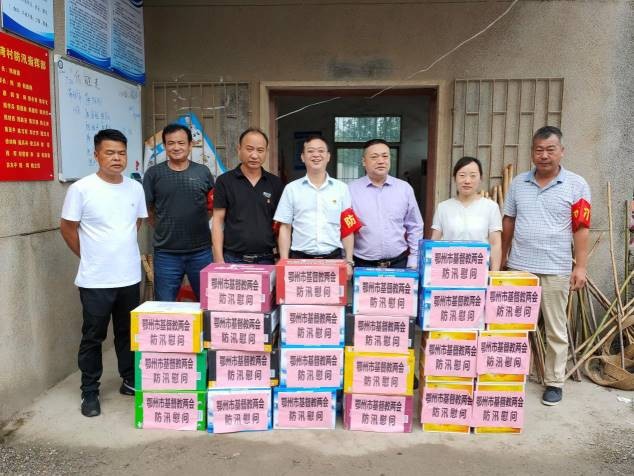 On July 25, 2020, Ezhou CC&TSPM of Hubei sent food to frontline soldiers fighting flood at a local flood control headquarter. 