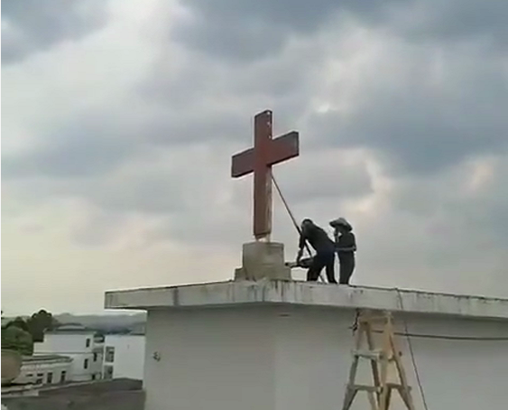 On July 26, local authorities took off the cross of a church in Xinfeng County, Ganzhou, China's eastern Jiangxi Province. 