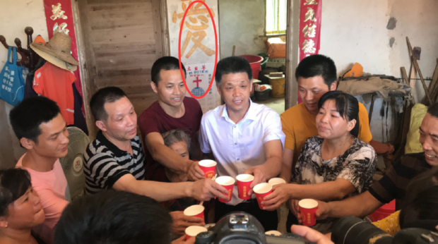 On August 5, 2020, Zhang Yuhuan had the first reunion dinner with his family in the past 27 years after being acquitted. A picture of love and a cross on the wall are behind the dinner table.