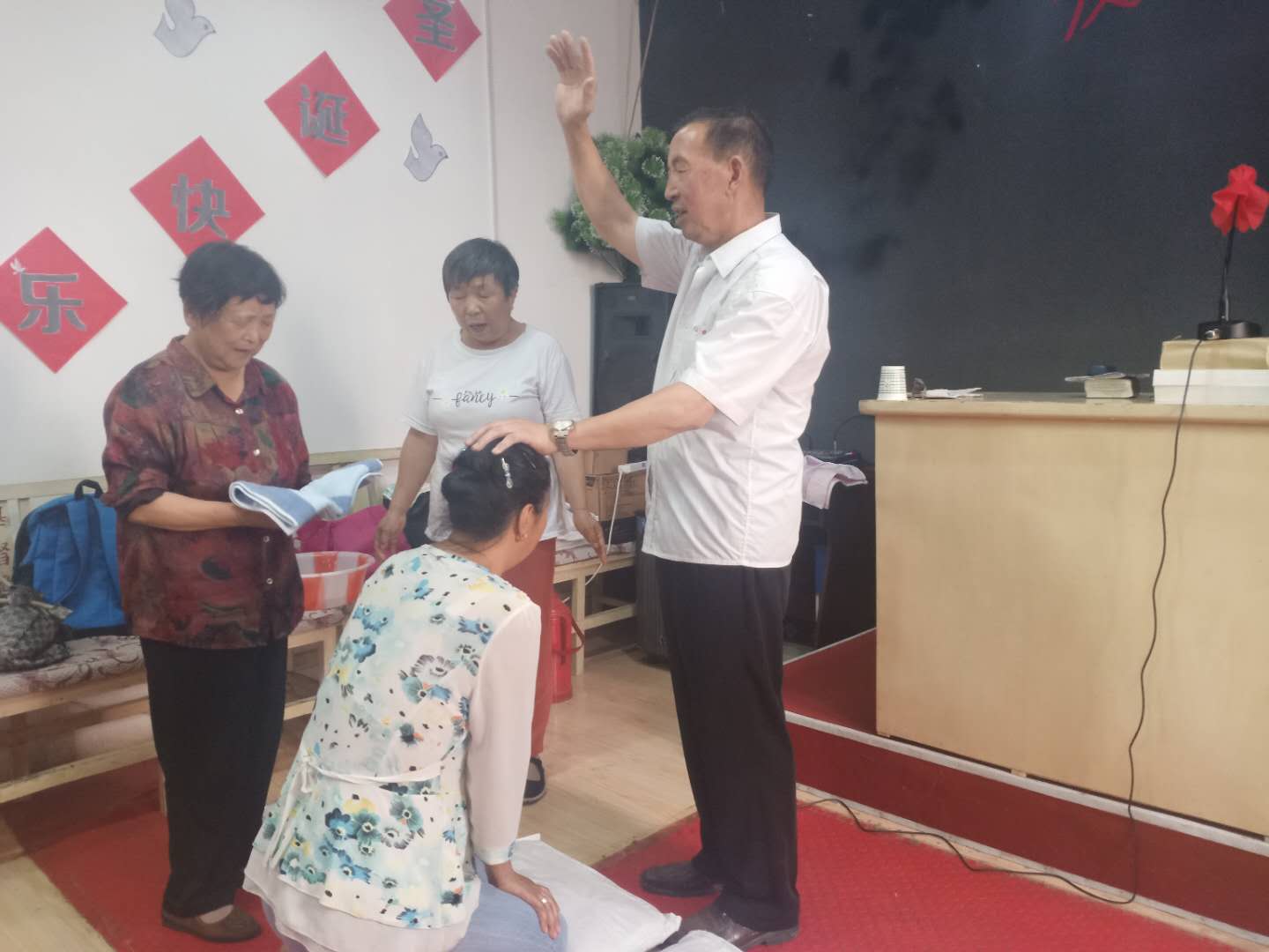 Elder Zhang Wanbin baptized a woman at Chengduan Church in Cheng County, Longnan, Gandu, on August 9, 2020.