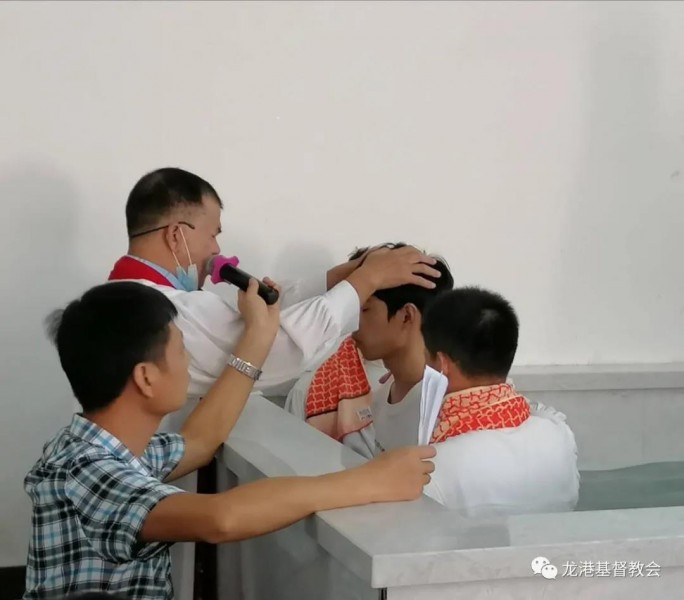 On August 15, 2020,  Elder Xiao Qinhao baptized for a man by immersion at Zhouguang Church in Longgang City, China's eastern coastal Zhejiang.