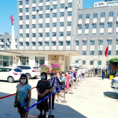 On August 16, the congregation entered the Haikou Lu Church in a social distance orderly.