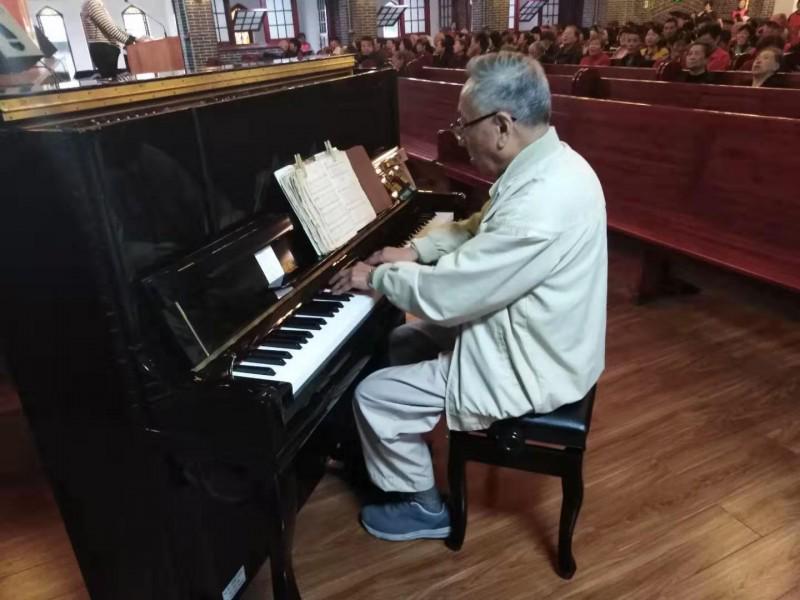 Pastor Lu Yuanming played the piano for the worship services on August 22 and 23