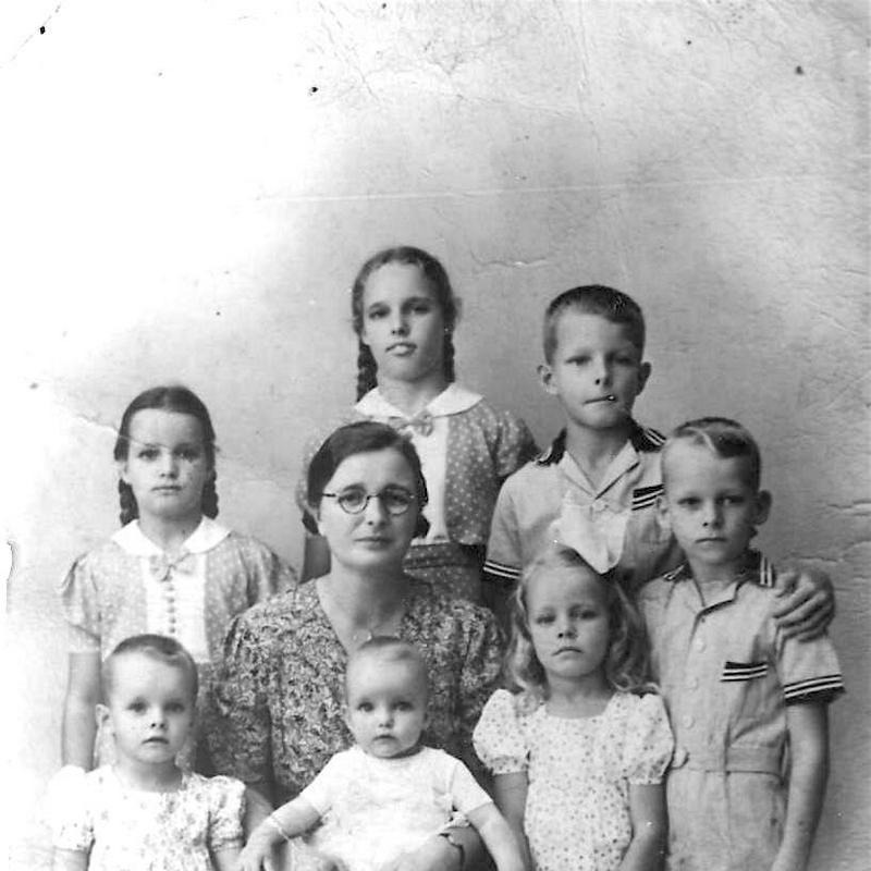 Flor Giliam with her seven kids before interment by the Japanese army
