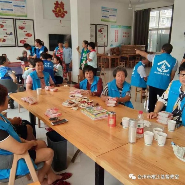 On August 29, 2020, the disabled in the home of the disabled in Fuying Street, Xianju County, Zhejiang Province got 100 moon cakes which were  presented by Jiaojiang Church.