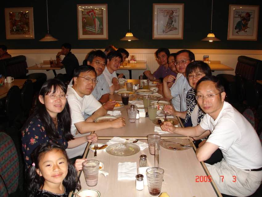 On July 3, 2005, Liu Ping met Lanlan (second on the left vertical row) and her daughter (first on the left) in Boston, the United States. 