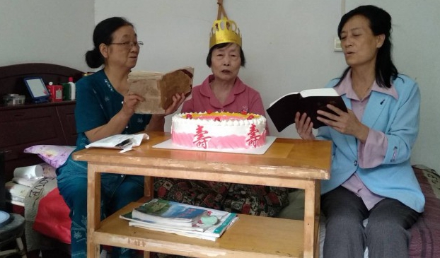 On September 6, 2020, Elder Hou Minzhong celebrated her 90th birthday with co-workers from Yaodu District Churchi in Linfen, Shanxi. 