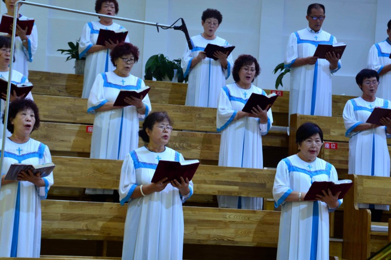 The choir of "Caleb University" of Dalian Fengshou Lu Church in Liaoning