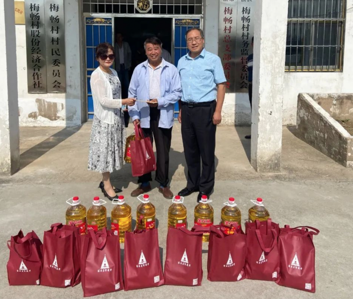 Huai’an Church in China’s coastal-eastern Jiangsu Province gave financial funds to a local poor family in  Meichang Village,Huai'an, Jiangsu, on September 18, 2020. 