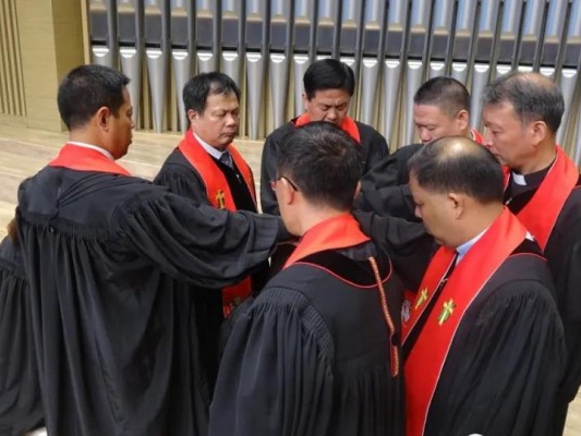 Pastors of Shandong CC&TSPM ordained a man as pastor at Qingzhi Church in Weifang, Shandong, on September 27, 2020. 