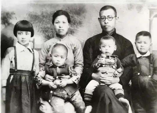 The family photo of Pastor Pan Yanggui, March 28, 1943