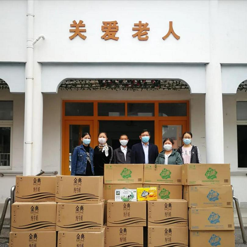 On the afternoon of October 18th, the Double Ninth Festival, the pastors and elders in Jinshan churches visited the Nursing Home in Tinglin Town.