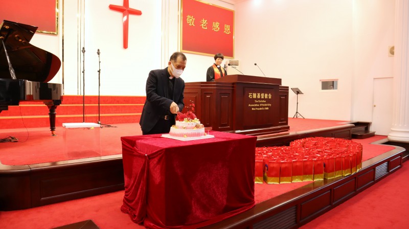 On the morning of October 25,Elder Cai Zili made a wish on behalf of the elders and cut the cake at Thanksgiving Service held in Shishi Church, Shishi, China's southeastern-coastal Fujian Province. 