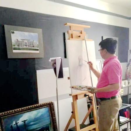 Zuo Liren was painting in 2017. 
