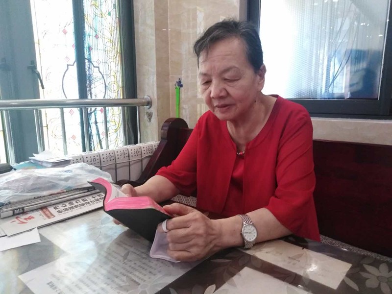 Sister Liao was reading the Bible in October 2020. 