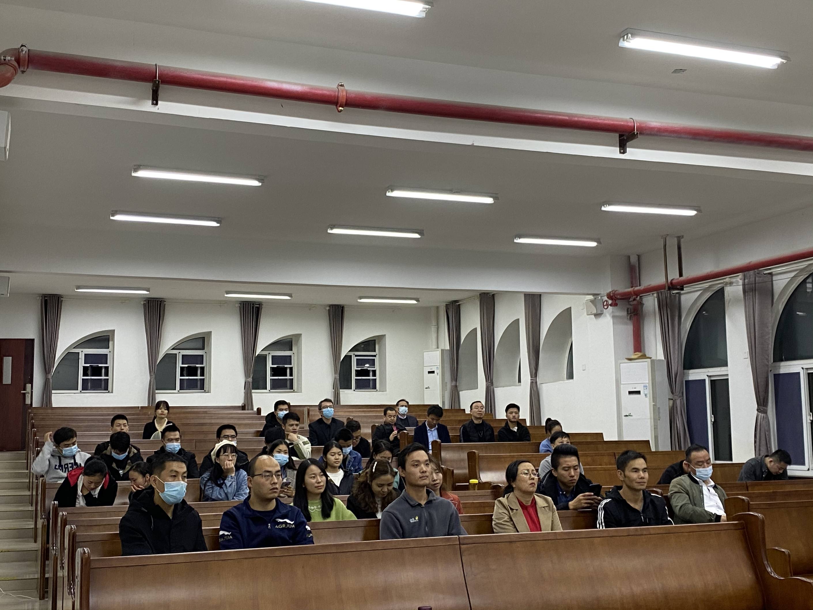 On October 20, the Research Department of Zhongnan Theological Seminary held a Seminar on how to write rerm paper and academic thesis.Some students and teachers attended