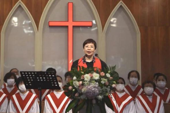 Rev. Hu Qiuqiu, director of the Shanghai Pudong New Area Christian Council, spoke to the congregation of the local Trinity Church at the thanksgiving ceremony held on October 31, 2020. 