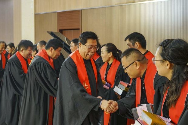 In an ordination ceremony held in Zhendao Church in Yancheng, Jiangsu, local leading pastors presented gifts to the ordained pastors and elders on October 31, 2020.