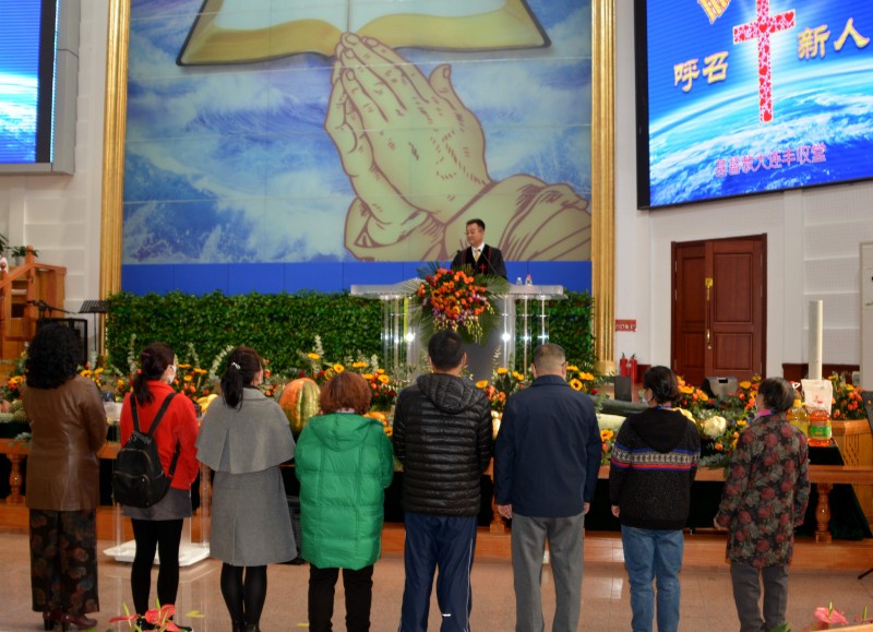 Eight seekers prayed the sinners' prayer before the altar of Fengshou Church in Dalian, Liaoning at a thanksgiving and praise service held on October 8, 2020.