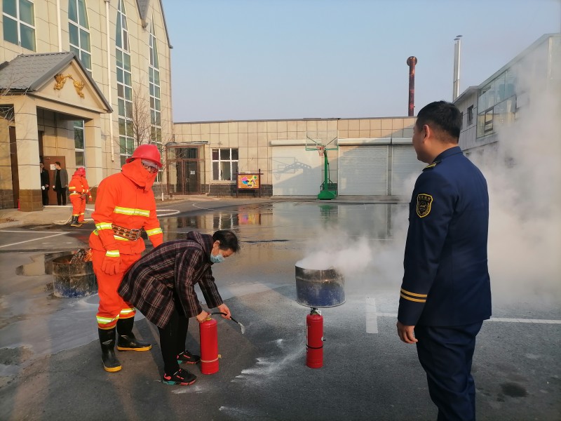 Recently, a believer was learning how to use fire extinguisher in a fire drill held by South Station Church in Dongfeng County, Jilin Province.