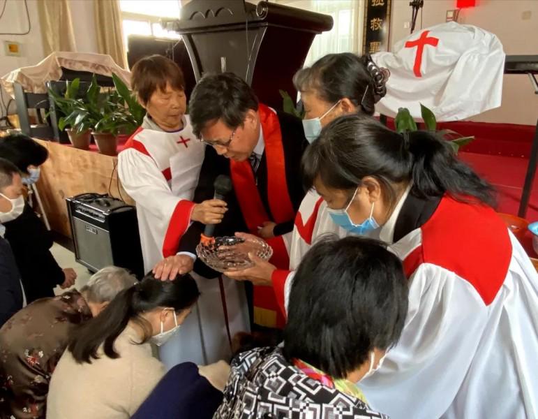 On Sunday, November 8, 2020,  Elder Chen Zhimin baptized for 14 catechumens in Jesus Church in Zhujing County, Jinshan District of Shanghai.