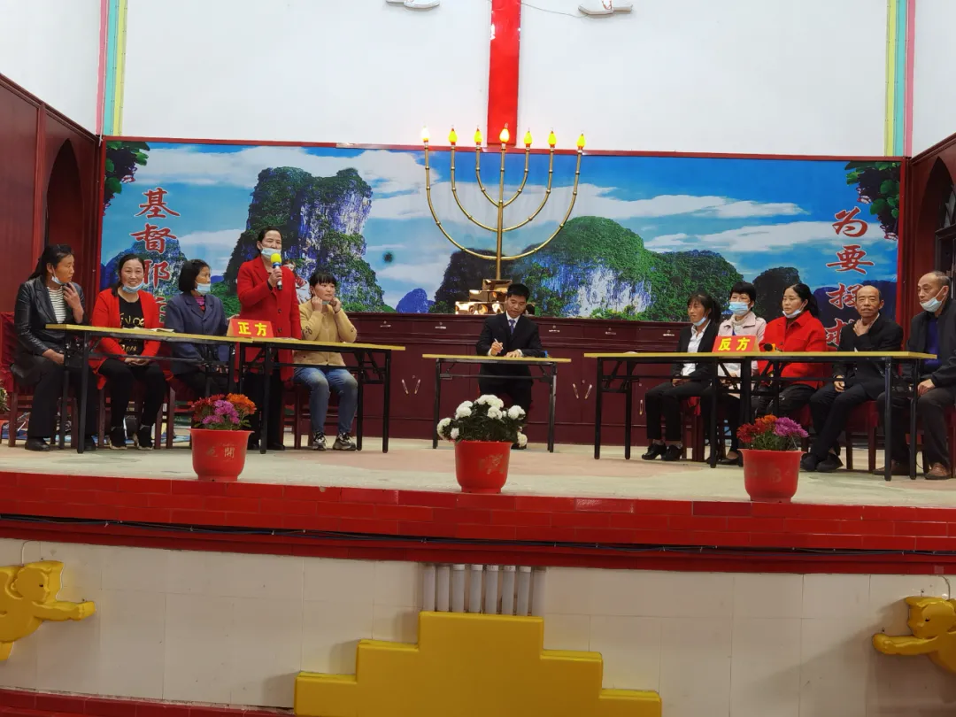 On November 9, 2020, two contestants were defending their positions on one topic in a debate of a contest on biblical knowledge held for Christians in Dongguan Church, Xinyang, Henan Province.