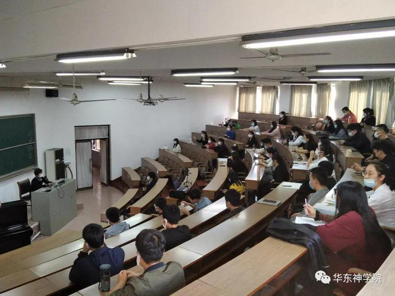 On November 18, 2020, Dr. Zhuang Yi from the clinic  in the East China Theological College gave a lecture on infection prevention and control for COVID-19.