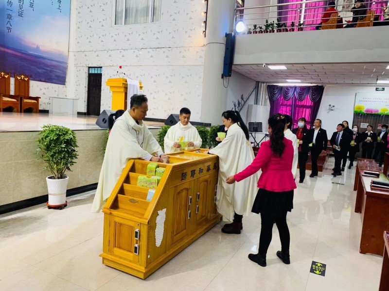 On the morning of November 22,2020, the etiquette group of the Nanzhan Church Dongfeng County, Liaoyuan City, Jilin Province guided the participants to make an offering orderly.
