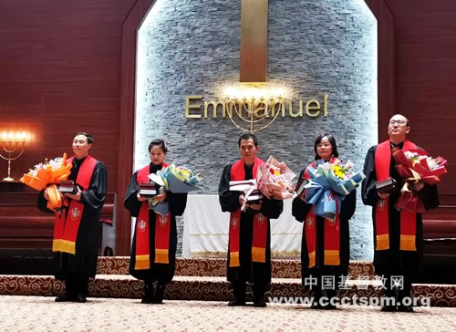 On November 22, 2020, five pastoral co-workers were ordained as pastors at the Nantong City One Church or Diyicheng Church. They were presentde the Bilbels and red stoles.