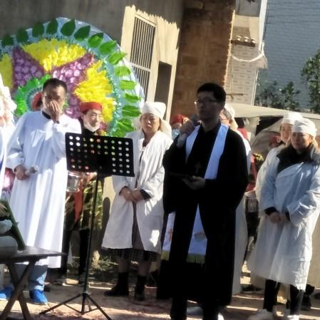 On November 13, 2020, Rev. Zhang Qingqiao gave a sermon in a memorial service sister Li Kunxiu her at her resident, in Yangxin County, Hubei Province.