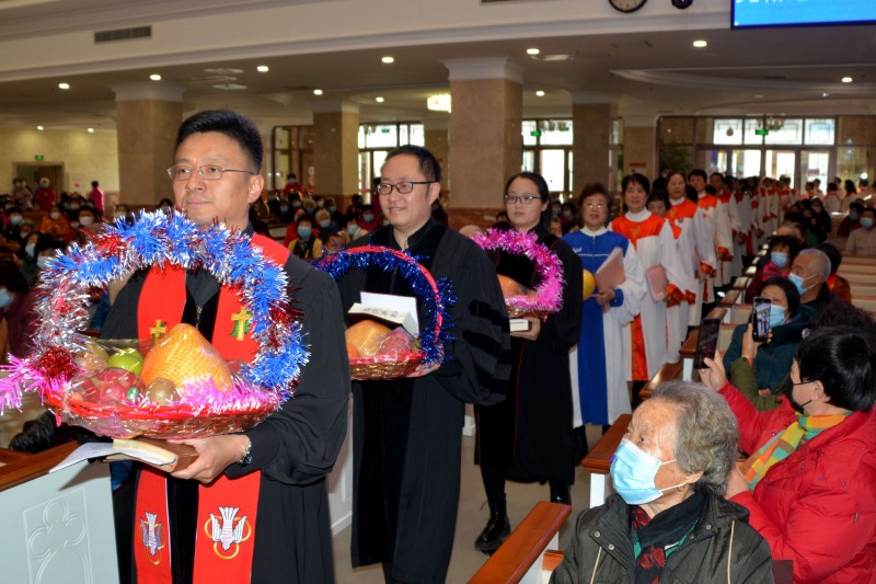 On November 26, 2020, the Thanksgiving Day, the pastors and choirs of Xishan Gospel Church stepped onto the holy altar and presented sacrifices and various harvest fruits in flower basket.