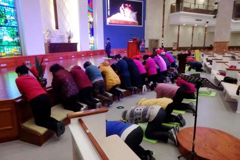 On the morning of November 28, 2020, Senior Pastor Wu Bing of Xishan Gospel Church in Dalian, Liaoning Province knelt on the alta and rows of believers made intercession for country and churches.