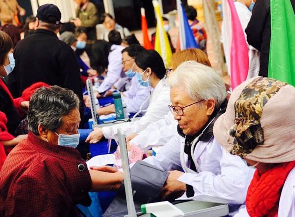 Doctors from local hospitals offered to diagnose and treatment for weak and elderly persons in a charity campaign launchd by the church of Hantai District, Hanzhong, Shaanxi Province in middle Novembe
